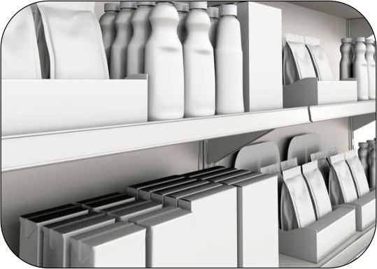Estantes con envases blancos genéricos listos para marca propia