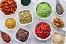 Bowls de superalimentos peruanos: maca, quinua, cacao, camu camu